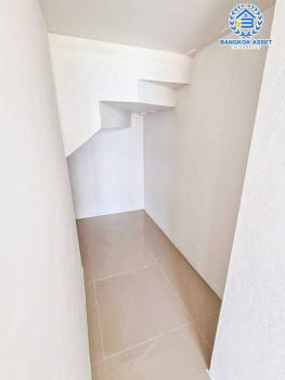 *****ทาวน์เฮ้าส์มือสอง โครงการ ธนานนท์แลนด์ ราชพฤกษ์ เนื้อที่กว้าง 16 ตร.ว. ฟังก์ชัน 2 ห้องนอน 3 ห้องน้ำ 1 ที่จอดรถ บ้านพร้อมอยู่ สภาพดีเยี่ยมเหมือนใหม่ บนทำเลเดินทางสะดวก เชื่อมต่อถนนราชพฤกษ์ ถนนติวานนท์ ถนนชัยพฤกษ์ ใกล้รถไฟฟ้าสายสีม่วง "สถานีบางรักน้อยท่าอิฐ" และจุดขึ้นทางด่วน "ศรีรัช"