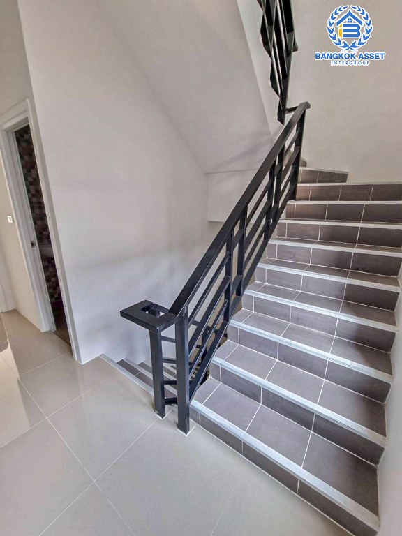 *****ทาวน์เฮ้าส์มือสอง โครงการ ธนานนท์แลนด์ ราชพฤกษ์ เนื้อที่กว้าง 16 ตร.ว. ฟังก์ชัน 2 ห้องนอน 3 ห้องน้ำ 1 ที่จอดรถ ภายในสภาพดีเยี่ยม พร้อมเข้าอยู่ บนทำเลเดินทางสะดวก เชื่อมต่อถนนราชพฤกษ์ ถนนติวานนท์ ถนนรัตนาธิเบศร์ ใกล้รถไฟฟ้าสายสีม่วง "สถานีบางรักน้อยท่าอิฐ" และจุดขึ้นทางด่วน "ศรีรัช"