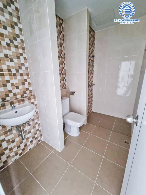 *****ทาวน์เฮ้าส์มือสอง โครงการ ธนานนท์แลนด์ ราชพฤกษ์ เนื้อที่กว้าง 16 ตร.ว. ฟังก์ชัน 2 ห้องนอน 3 ห้องน้ำ 1 ที่จอดรถ ภายในสภาพดีเยี่ยม พร้อมเข้าอยู่ บนทำเลเดินทางสะดวก เชื่อมต่อถนนราชพฤกษ์ ถนนติวานนท์ ถนนรัตนาธิเบศร์ ใกล้รถไฟฟ้าสายสีม่วง "สถานีบางรักน้อยท่าอิฐ" และจุดขึ้นทางด่วน "ศรีรัช"