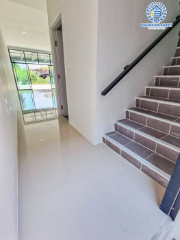 *****ทาวน์เฮ้าส์มือสอง โครงการ ธนานนท์แลนด์ ราชพฤกษ์ เนื้อที่กว้าง 16 ตร.ว. ฟังก์ชัน 2 ห้องนอน 3 ห้องน้ำ 1 ที่จอดรถ ภายในสภาพดีเยี่ยม พร้อมเข้าอยู่ บนทำเลเดินทางสะดวก เชื่อมต่อถนนราชพฤกษ์ ถนนติวานนท์ ถนนรัตนาธิเบศร์ ใกล้รถไฟฟ้าสายสีม่วง "สถานีบางรักน้อยท่าอิฐ" และจุดขึ้นทางด่วน "ศรีรัช"