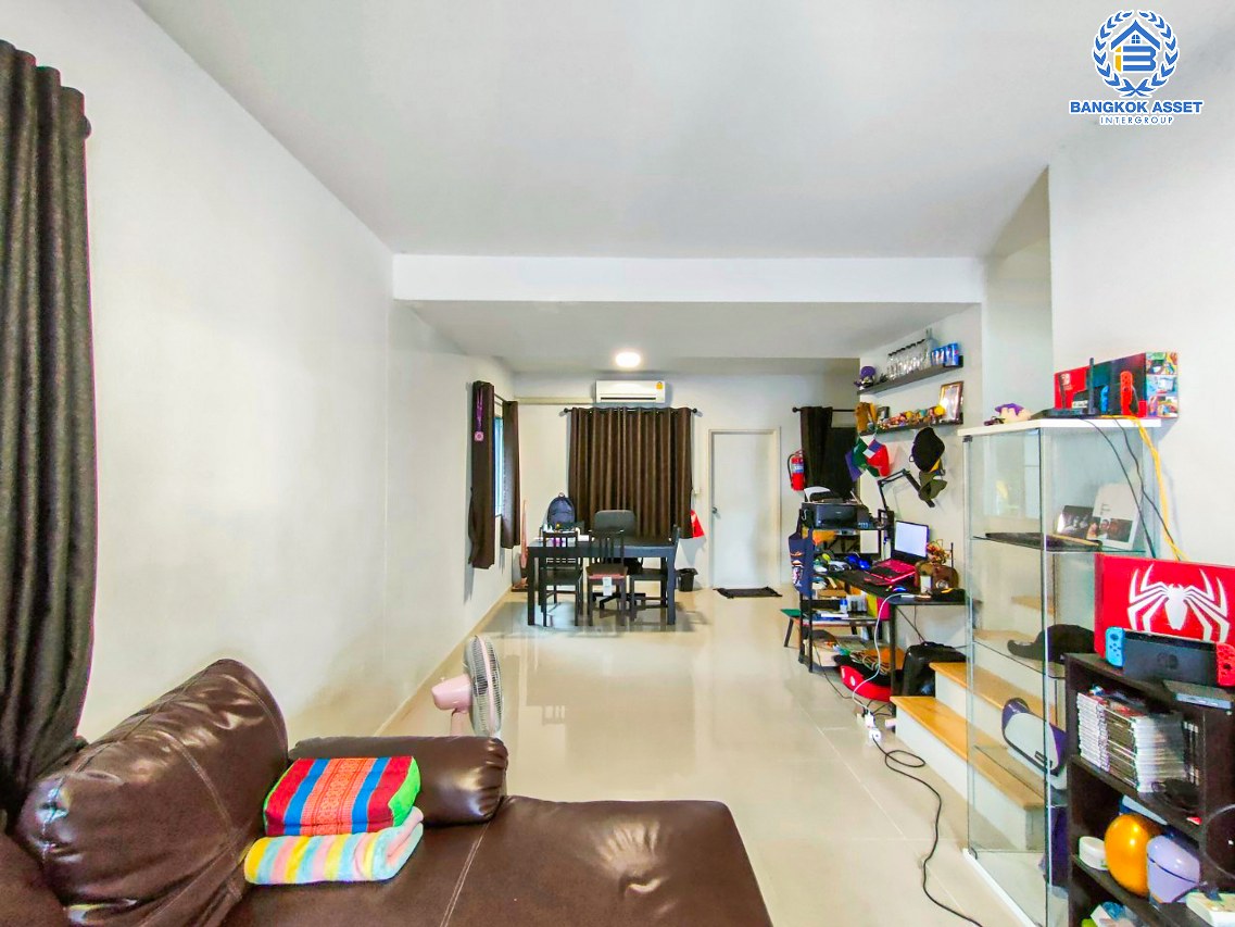 *****ทาวน์เฮ้าส์มือสองสมุทรปราการ โครงการ พฤกษาวิลล์ อ่อนนุช-สุวรรณภูมิ หลังมุม เนื้อที่กว้างเกือบ 27 ตร.ว. ฟังก์ชัน 3 ห้องนอน 2 ห้องน้ำ 1 ที่จอดรถ บ้านพร้อมอยู่ ทำเลใกล้สนามบินสุวรรณภูมิ เชื่อมต่อถนนลาดกระบัง ใกล้รถไฟฟ้าสายแอร์พอร์ตเรล ลิงค์ "สถานีบ้านทับช้าง" และมอเตอร์เวย์ ลาดกระบัง