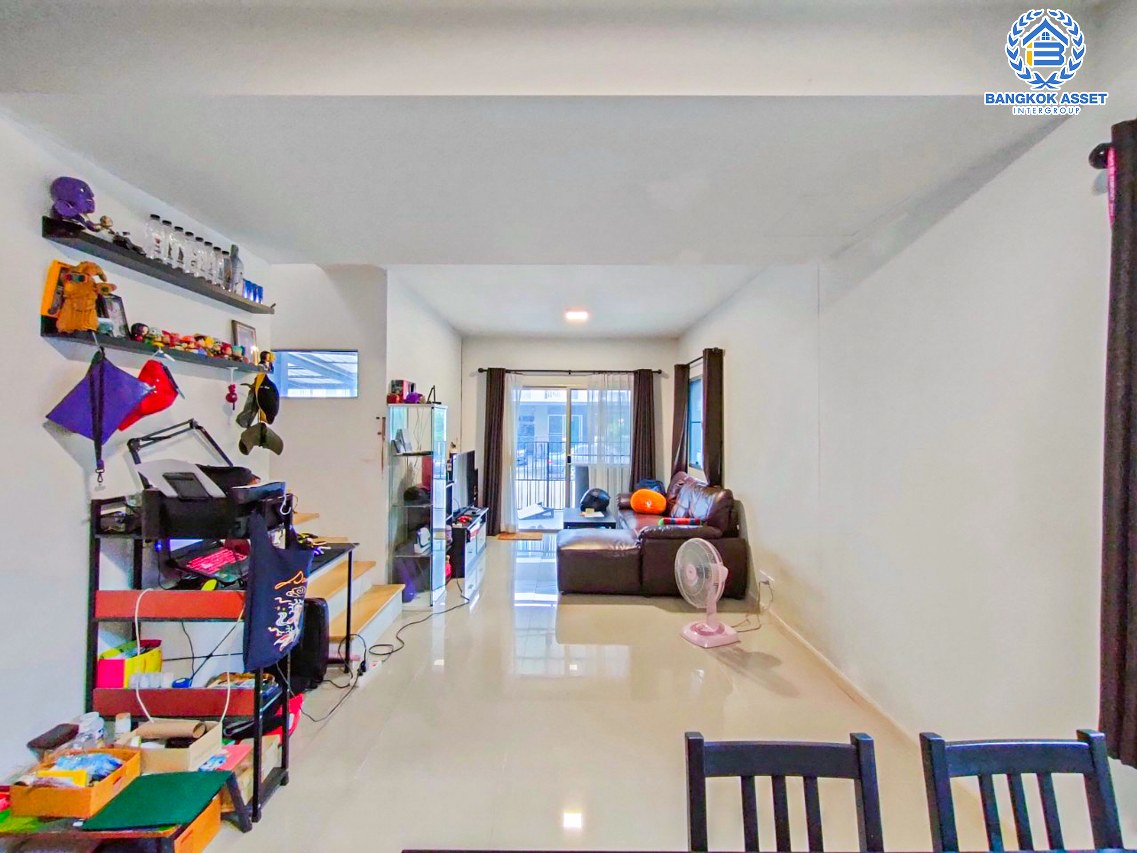 *****ทาวน์เฮ้าส์มือสองสมุทรปราการ โครงการ พฤกษาวิลล์ อ่อนนุช-สุวรรณภูมิ หลังมุม เนื้อที่กว้างเกือบ 27 ตร.ว. ฟังก์ชัน 3 ห้องนอน 2 ห้องน้ำ 1 ที่จอดรถ บ้านพร้อมอยู่ ทำเลใกล้สนามบินสุวรรณภูมิ เชื่อมต่อถนนลาดกระบัง ใกล้รถไฟฟ้าสายแอร์พอร์ตเรล ลิงค์ "สถานีบ้านทับช้าง" และมอเตอร์เวย์ ลาดกระบัง