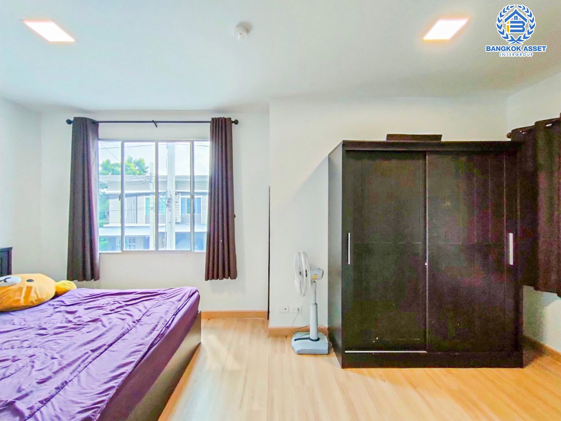 *****ทาวน์เฮ้าส์มือสองสมุทรปราการ โครงการ พฤกษาวิลล์ อ่อนนุช-สุวรรณภูมิ หลังมุม เนื้อที่กว้างเกือบ 27 ตร.ว. ฟังก์ชัน 3 ห้องนอน 2 ห้องน้ำ 1 ที่จอดรถ บ้านพร้อมอยู่ ทำเลใกล้สนามบินสุวรรณภูมิ เชื่อมต่อถนนลาดกระบัง ใกล้รถไฟฟ้าสายแอร์พอร์ตเรล ลิงค์ "สถานีบ้านทับช้าง" และมอเตอร์เวย์ ลาดกระบัง