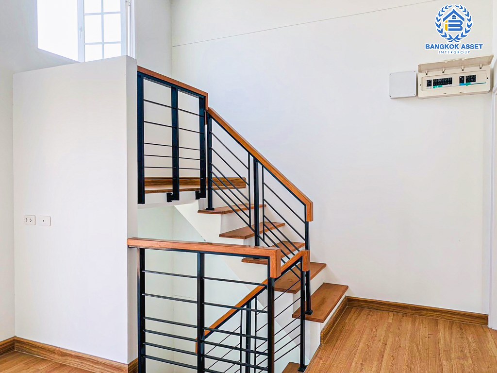 *****บ้านแฝดมือสอง โครงการ โกลเด้น นีโอ สาทร เนื้อที่ 40.60 ตร.ว. ฟังก์ชัน 4 ห้องนอน 4 ห้องน้ำ 2 ที่จอดรถ บ้านสวยพร้อมอยู่ ต่อเติมหลังคาหลังบ้าน บนทำเลเดินทางสะดวก เชื่อมต่อถนนกัลปพฤกษ์ ถนนกาญจนาภิเษก ถนนเอกชัย ใกล้รถไฟฟ้าสายสีเขียว "สถานีวุฒกาศ" และจุดขึ้นทางด่วน "ศรีรัช"