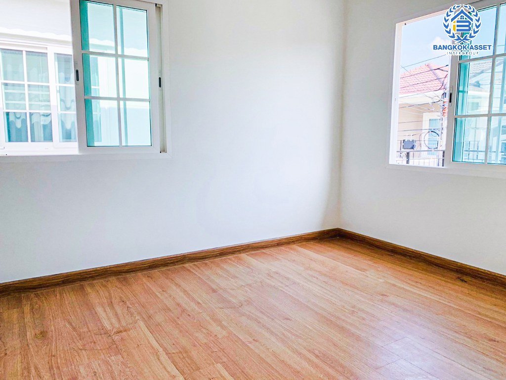 *****บ้านแฝดมือสอง โครงการ โกลเด้น นีโอ สาทร เนื้อที่ 40.60 ตร.ว. ฟังก์ชัน 4 ห้องนอน 4 ห้องน้ำ 2 ที่จอดรถ บ้านสวยพร้อมอยู่ ต่อเติมหลังคาหลังบ้าน บนทำเลเดินทางสะดวก เชื่อมต่อถนนกัลปพฤกษ์ ถนนกาญจนาภิเษก ถนนเอกชัย ใกล้รถไฟฟ้าสายสีเขียว "สถานีวุฒกาศ" และจุดขึ้นทางด่วน "ศรีรัช"