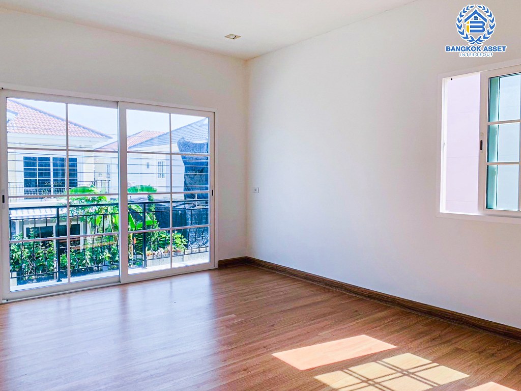 *****บ้านแฝดมือสอง โครงการ โกลเด้น นีโอ สาทร เนื้อที่ 40.60 ตร.ว. ฟังก์ชัน 4 ห้องนอน 4 ห้องน้ำ 2 ที่จอดรถ บ้านสวยพร้อมอยู่ ต่อเติมหลังคาหลังบ้าน บนทำเลเดินทางสะดวก เชื่อมต่อถนนกัลปพฤกษ์ ถนนกาญจนาภิเษก ถนนเอกชัย ใกล้รถไฟฟ้าสายสีเขียว "สถานีวุฒกาศ" และจุดขึ้นทางด่วน "ศรีรัช"