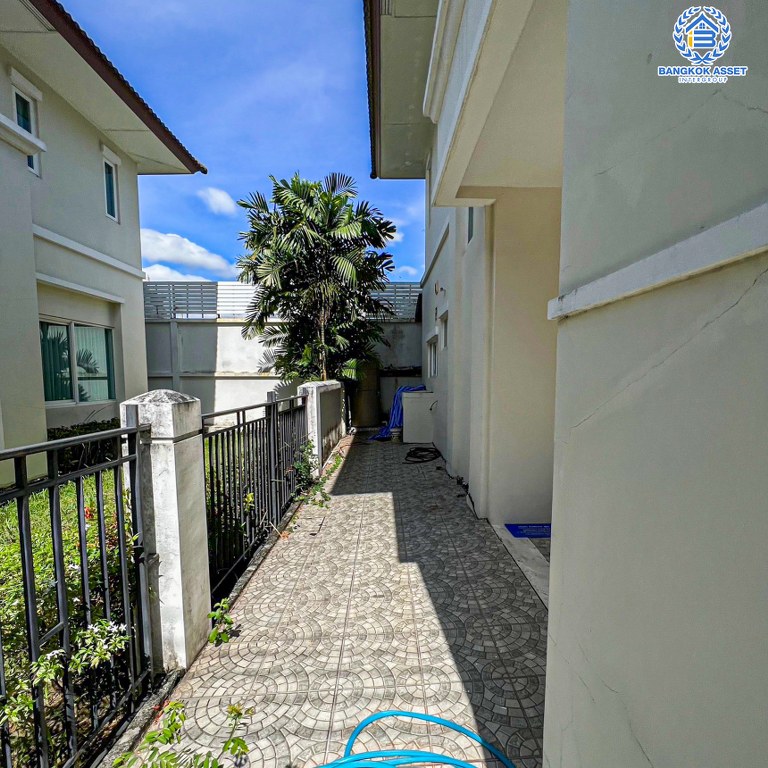 *****บ้านเดี่ยวมือสอง โครงการ เดอะเซนโทร รามอินทรา เนื้อที่กว้าง 55.60 ตร.ว. ฟังก์ชัน 3 ห้องนอน 3 ห้องน้ำ 2 ที่จอดรถ บ้านพร้อมอยู่ สภาพดีมาก ใกล้แหล่งอำนวยความสะดวก เชื่อมต่อถนนปัญญาอินทรา ถนนสุขาภิบาล5 ถนนคู้บอน ใกล้รถไฟฟ้าสายสีชมพู "สถานีรามอินทรา" และจุดขึ้นทางด่วน "วงแหวนกาญจนาภิเษก"