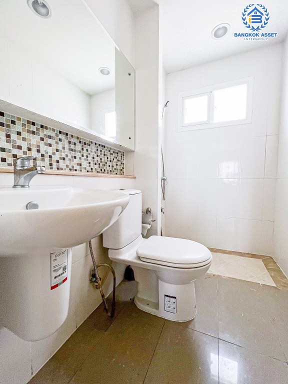 *****บ้านเดี่ยวมือสอง โครงการ เดอะเซนโทร รามอินทรา เนื้อที่กว้าง 55.60 ตร.ว. ฟังก์ชัน 3 ห้องนอน 3 ห้องน้ำ 2 ที่จอดรถ บ้านพร้อมอยู่ สภาพดีมาก ใกล้แหล่งอำนวยความสะดวก เชื่อมต่อถนนปัญญาอินทรา ถนนสุขาภิบาล5 ถนนคู้บอน ใกล้รถไฟฟ้าสายสีชมพู "สถานีรามอินทรา" และจุดขึ้นทางด่วน "วงแหวนกาญจนาภิเษก"