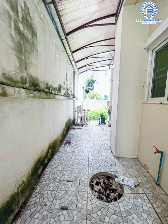 *****บ้านเดี่ยวมือสอง โครงการ เดอะเซนโทร รามอินทรา เนื้อที่กว้าง 55.60 ตร.ว. ฟังก์ชัน 3 ห้องนอน 3 ห้องน้ำ 2 ที่จอดรถ บ้านพร้อมอยู่ สภาพดีมาก ใกล้แหล่งอำนวยความสะดวก เชื่อมต่อถนนปัญญาอินทรา ถนนสุขาภิบาล5 ถนนคู้บอน ใกล้รถไฟฟ้าสายสีชมพู "สถานีรามอินทรา" และจุดขึ้นทางด่วน "วงแหวนกาญจนาภิเษก"