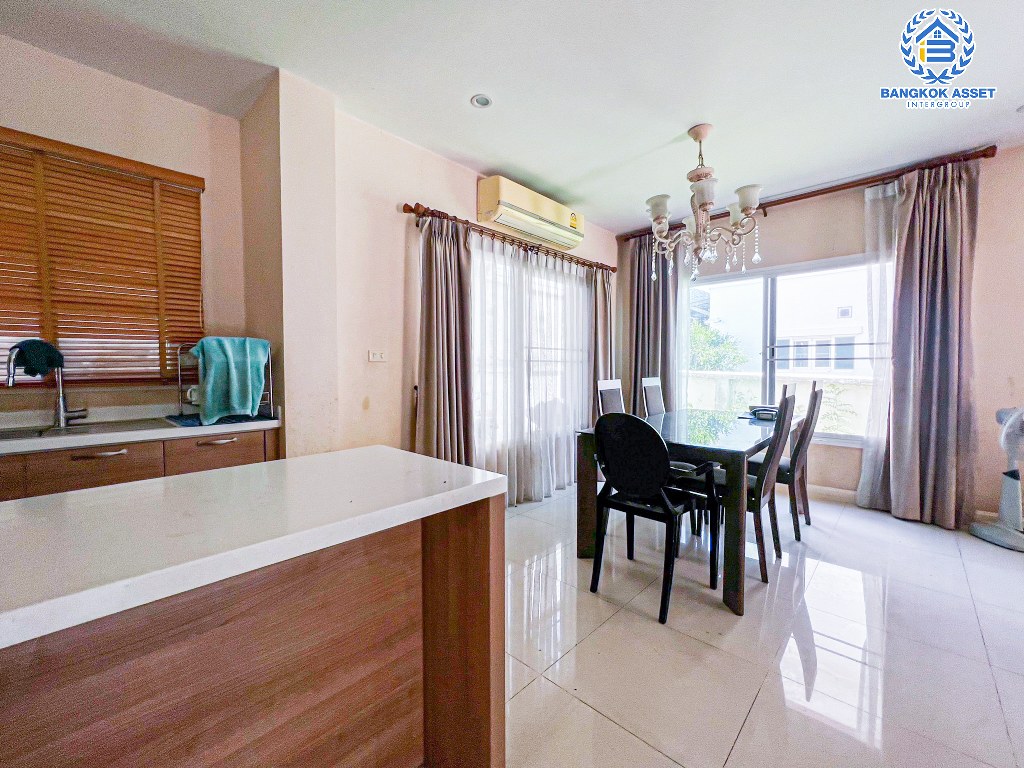 *****บ้านเดี่ยวมือสอง โครงการ เดอะเซนโทร รามอินทรา เนื้อที่กว้าง 55.60 ตร.ว. ฟังก์ชัน 3 ห้องนอน 3 ห้องน้ำ 2 ที่จอดรถ บ้านพร้อมอยู่ สภาพดีมาก ใกล้แหล่งอำนวยความสะดวก เชื่อมต่อถนนปัญญาอินทรา ถนนสุขาภิบาล5 ถนนคู้บอน ใกล้รถไฟฟ้าสายสีชมพู "สถานีรามอินทรา" และจุดขึ้นทางด่วน "วงแหวนกาญจนาภิเษก"