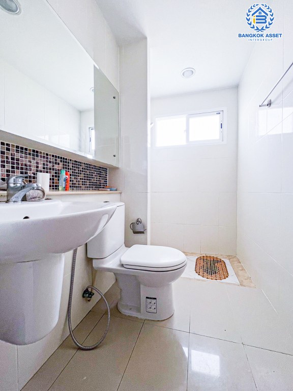 *****บ้านเดี่ยวมือสอง โครงการ เดอะเซนโทร รามอินทรา เนื้อที่กว้าง 55.60 ตร.ว. ฟังก์ชัน 3 ห้องนอน 3 ห้องน้ำ 2 ที่จอดรถ บ้านพร้อมอยู่ สภาพดีมาก ใกล้แหล่งอำนวยความสะดวก เชื่อมต่อถนนปัญญาอินทรา ถนนสุขาภิบาล5 ถนนคู้บอน ใกล้รถไฟฟ้าสายสีชมพู "สถานีรามอินทรา" และจุดขึ้นทางด่วน "วงแหวนกาญจนาภิเษก"