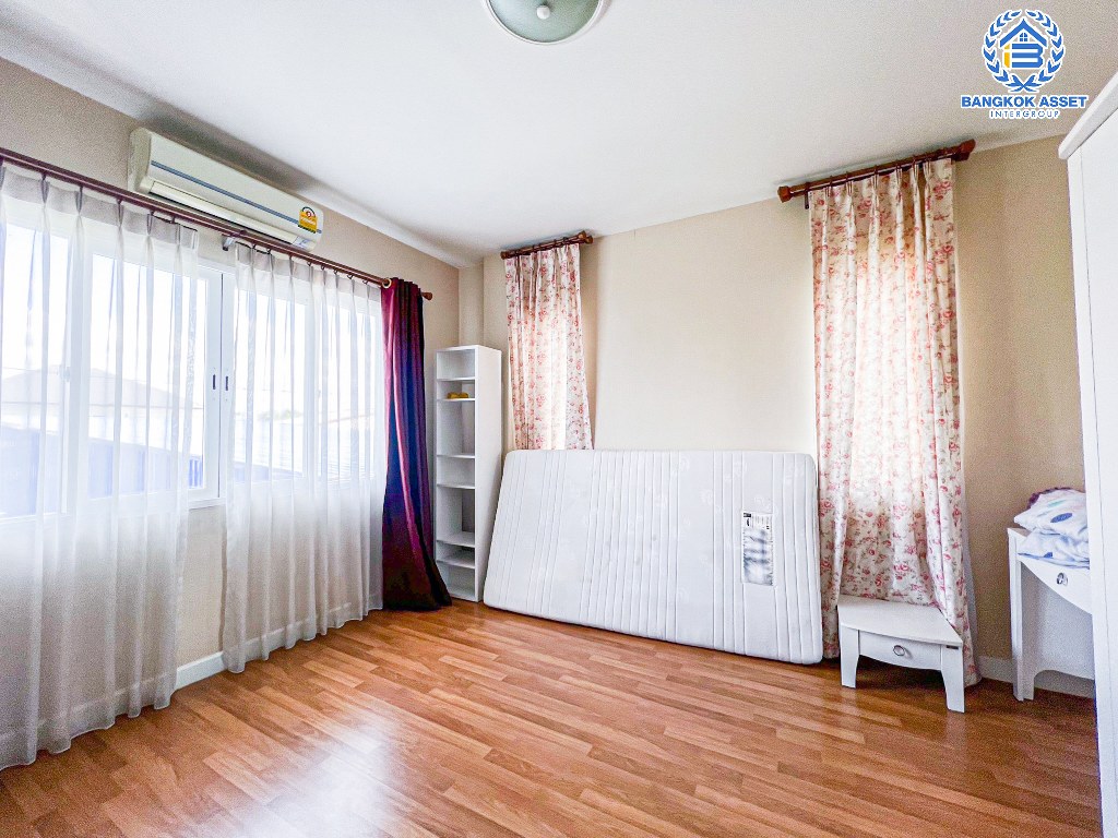 *****บ้านเดี่ยวมือสอง โครงการ เดอะเซนโทร รามอินทรา เนื้อที่กว้าง 55.60 ตร.ว. ฟังก์ชัน 3 ห้องนอน 3 ห้องน้ำ 2 ที่จอดรถ บ้านพร้อมอยู่ สภาพดีมาก ใกล้แหล่งอำนวยความสะดวก เชื่อมต่อถนนปัญญาอินทรา ถนนสุขาภิบาล5 ถนนคู้บอน ใกล้รถไฟฟ้าสายสีชมพู "สถานีรามอินทรา" และจุดขึ้นทางด่วน "วงแหวนกาญจนาภิเษก"