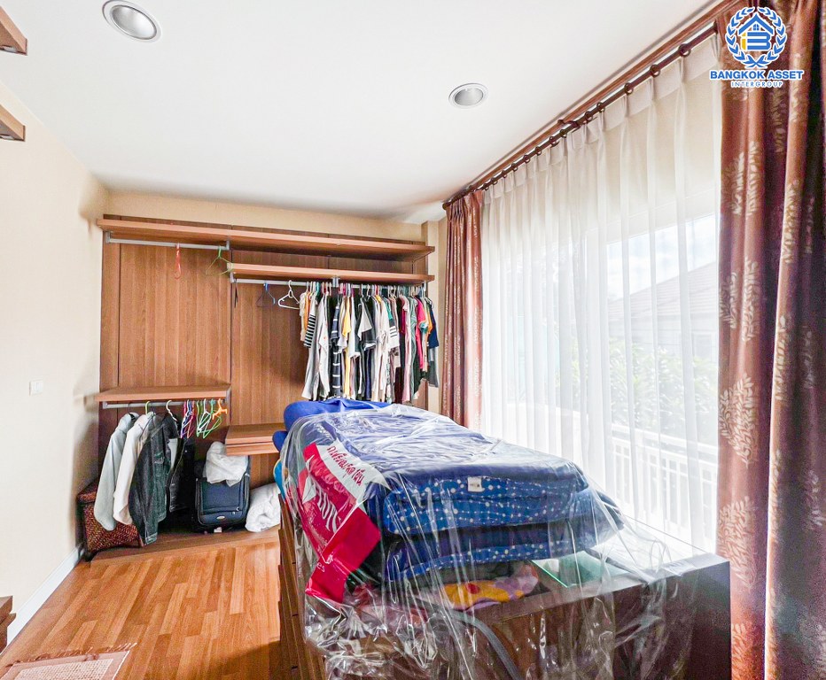 *****บ้านเดี่ยวมือสอง โครงการ เดอะเซนโทร รามอินทรา เนื้อที่กว้าง 55.60 ตร.ว. ฟังก์ชัน 3 ห้องนอน 3 ห้องน้ำ 2 ที่จอดรถ บ้านพร้อมอยู่ สภาพดีมาก ใกล้แหล่งอำนวยความสะดวก เชื่อมต่อถนนปัญญาอินทรา ถนนสุขาภิบาล5 ถนนคู้บอน ใกล้รถไฟฟ้าสายสีชมพู "สถานีรามอินทรา" และจุดขึ้นทางด่วน "วงแหวนกาญจนาภิเษก"