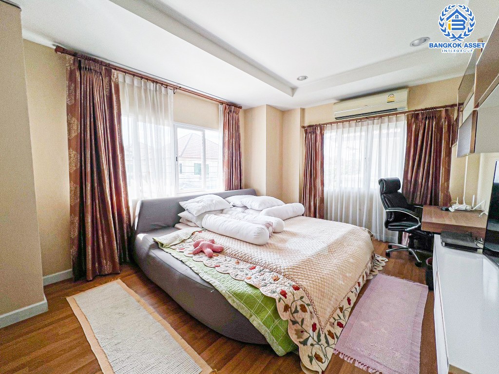 *****บ้านเดี่ยวมือสอง โครงการ เดอะเซนโทร รามอินทรา เนื้อที่กว้าง 55.60 ตร.ว. ฟังก์ชัน 3 ห้องนอน 3 ห้องน้ำ 2 ที่จอดรถ บ้านพร้อมอยู่ สภาพดีมาก ใกล้แหล่งอำนวยความสะดวก เชื่อมต่อถนนปัญญาอินทรา ถนนสุขาภิบาล5 ถนนคู้บอน ใกล้รถไฟฟ้าสายสีชมพู "สถานีรามอินทรา" และจุดขึ้นทางด่วน "วงแหวนกาญจนาภิเษก"