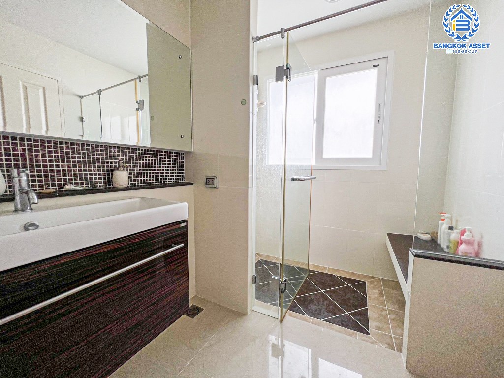 *****บ้านเดี่ยวมือสอง โครงการ เดอะเซนโทร รามอินทรา เนื้อที่กว้าง 55.60 ตร.ว. ฟังก์ชัน 3 ห้องนอน 3 ห้องน้ำ 2 ที่จอดรถ บ้านพร้อมอยู่ สภาพดีมาก ใกล้แหล่งอำนวยความสะดวก เชื่อมต่อถนนปัญญาอินทรา ถนนสุขาภิบาล5 ถนนคู้บอน ใกล้รถไฟฟ้าสายสีชมพู "สถานีรามอินทรา" และจุดขึ้นทางด่วน "วงแหวนกาญจนาภิเษก"