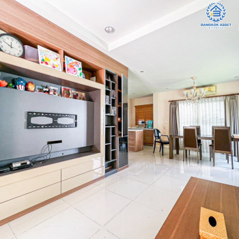 *****บ้านเดี่ยวมือสอง โครงการ เดอะเซนโทร รามอินทรา เนื้อที่กว้าง 55.60 ตร.ว. ฟังก์ชัน 3 ห้องนอน 3 ห้องน้ำ 2 ที่จอดรถ บ้านพร้อมอยู่ สภาพดีมาก ใกล้แหล่งอำนวยความสะดวก เชื่อมต่อถนนปัญญาอินทรา ถนนสุขาภิบาล5 ถนนคู้บอน ใกล้รถไฟฟ้าสายสีชมพู "สถานีรามอินทรา" และจุดขึ้นทางด่วน "วงแหวนกาญจนาภิเษก"