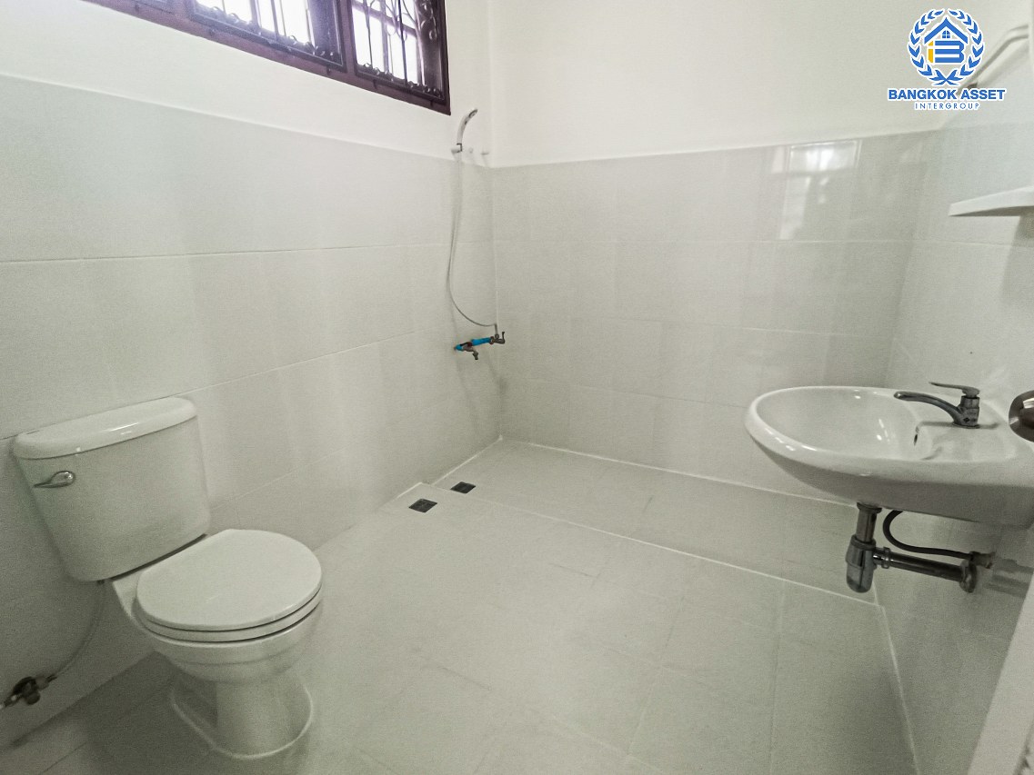 *****บ้านเดี่ยวมือสองกรุงเทพมหานคร หมู่บ้าน ป.ผาสุก พุทธมณฑล สาย2 เนื้อที่กว้างมากถึง 117 ตร.ว. ฟังก์ชัน 4 ห้องนอน 3 ห้องน้ำ 6 ที่จอดรถ บ้านเนื้อที่เยอะ บนทำเลแห่งการเดินทาง เชื่อมต่อถนนกาญจนาภิเษก, ถนนบรมราชชนนี ใกล้จุดขึ้นทางด่วน "ศรีรัช" จองเลย!