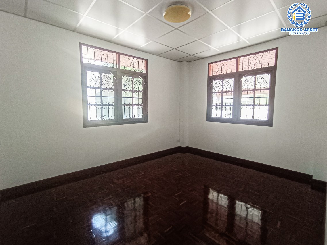 *****บ้านเดี่ยวมือสองกรุงเทพมหานคร หมู่บ้าน ป.ผาสุก พุทธมณฑล สาย2 เนื้อที่กว้างมากถึง 117 ตร.ว. ฟังก์ชัน 4 ห้องนอน 3 ห้องน้ำ 6 ที่จอดรถ บ้านเนื้อที่เยอะ บนทำเลแห่งการเดินทาง เชื่อมต่อถนนกาญจนาภิเษก, ถนนบรมราชชนนี ใกล้จุดขึ้นทางด่วน "ศรีรัช" จองเลย!