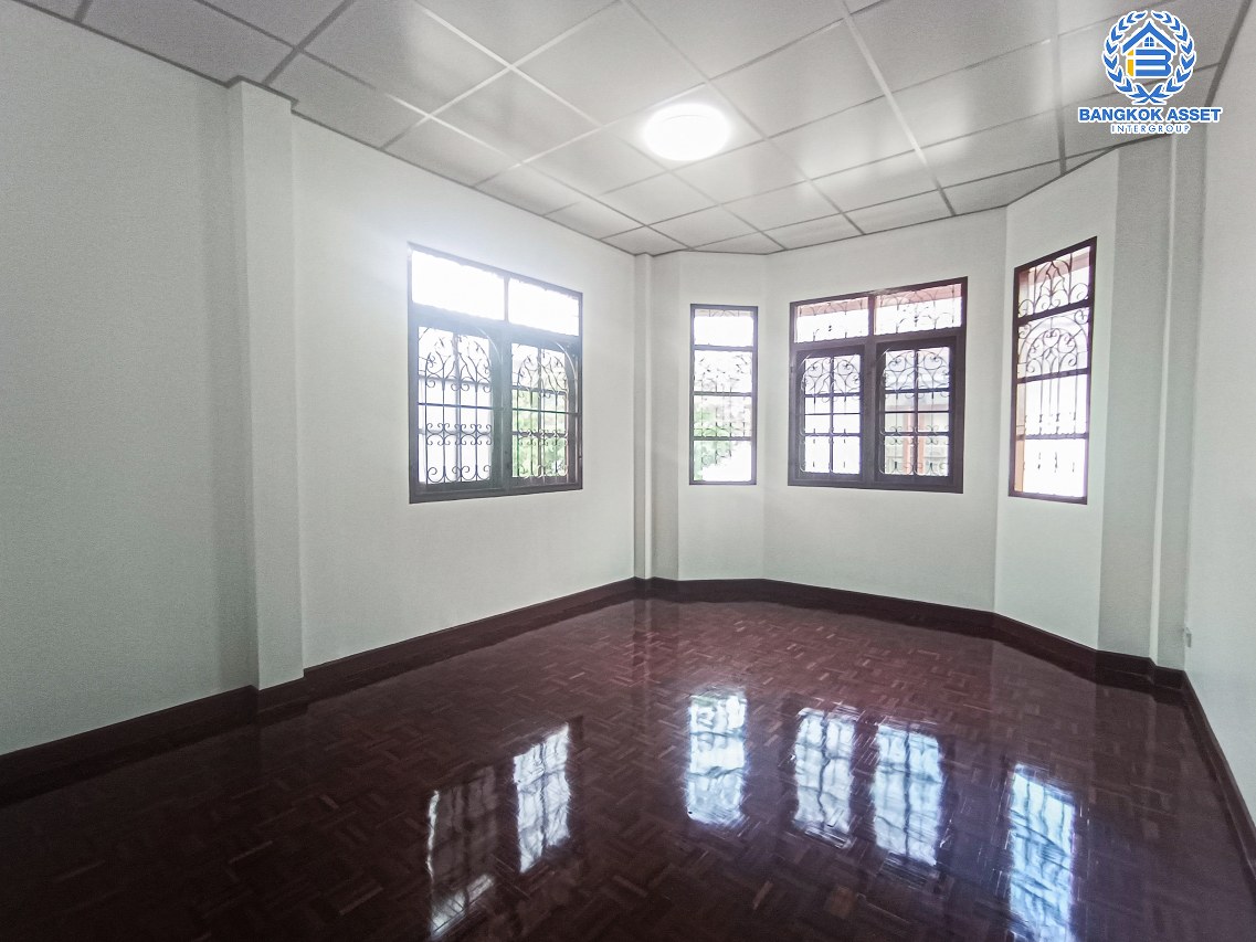 *****บ้านเดี่ยวมือสองกรุงเทพมหานคร หมู่บ้าน ป.ผาสุก พุทธมณฑล สาย2 เนื้อที่กว้างมากถึง 117 ตร.ว. ฟังก์ชัน 4 ห้องนอน 3 ห้องน้ำ 6 ที่จอดรถ บ้านเนื้อที่เยอะ บนทำเลแห่งการเดินทาง เชื่อมต่อถนนกาญจนาภิเษก, ถนนบรมราชชนนี ใกล้จุดขึ้นทางด่วน "ศรีรัช" จองเลย!