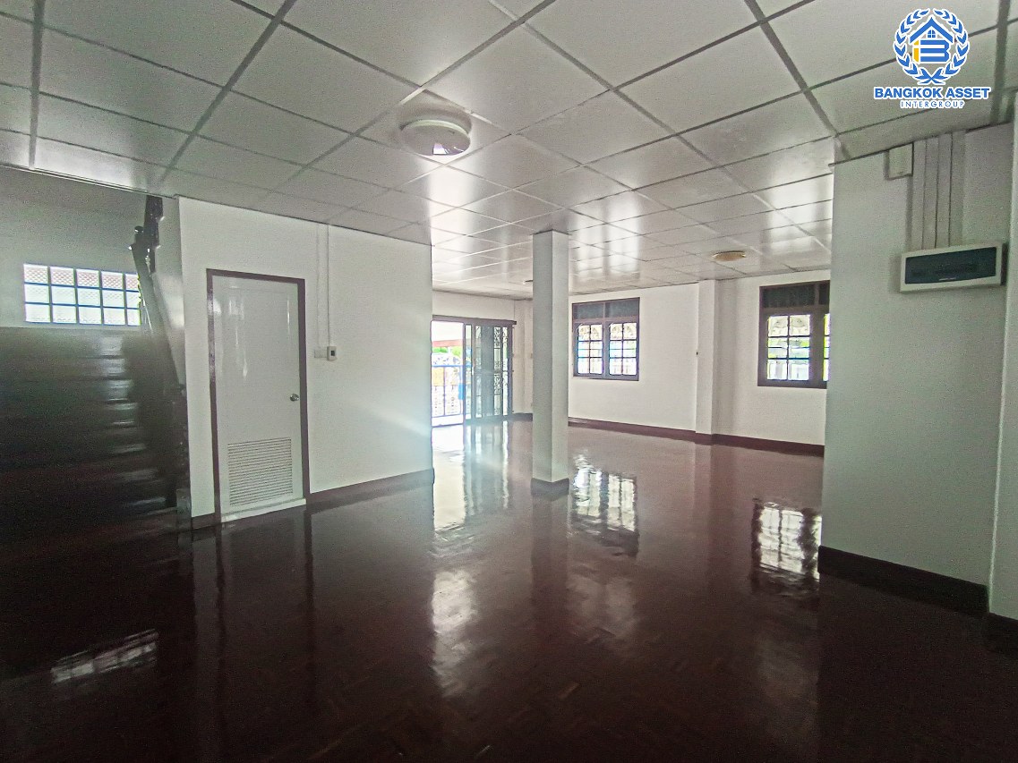 *****บ้านเดี่ยวมือสองกรุงเทพมหานคร หมู่บ้าน ป.ผาสุก พุทธมณฑล สาย2 เนื้อที่กว้างมากถึง 117 ตร.ว. ฟังก์ชัน 4 ห้องนอน 3 ห้องน้ำ 6 ที่จอดรถ บ้านเนื้อที่เยอะ บนทำเลแห่งการเดินทาง เชื่อมต่อถนนกาญจนาภิเษก, ถนนบรมราชชนนี ใกล้จุดขึ้นทางด่วน "ศรีรัช" จองเลย!