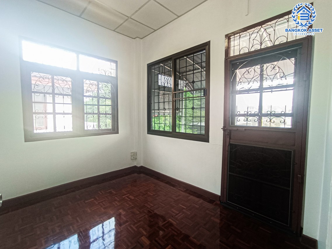 *****บ้านเดี่ยวมือสองกรุงเทพมหานคร หมู่บ้าน ป.ผาสุก พุทธมณฑล สาย2 เนื้อที่กว้างมากถึง 117 ตร.ว. ฟังก์ชัน 4 ห้องนอน 3 ห้องน้ำ 6 ที่จอดรถ บ้านเนื้อที่เยอะ บนทำเลแห่งการเดินทาง เชื่อมต่อถนนกาญจนาภิเษก, ถนนบรมราชชนนี ใกล้จุดขึ้นทางด่วน "ศรีรัช" จองเลย!