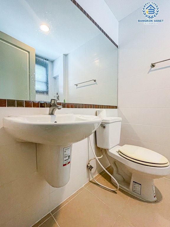 *****บ้านเดี่ยวมือสอง โครงการ ไลฟ์บางกอกบูเลอวาร์ด ราชพฤกษ์-รัตนาธิเบศร์ เนื้อที่กว้าง 50.30 ตร.ว. ฟังก์ชัน 3 ห้องนอน 3 ห้องน้ำ 2 ที่จอดรถ บ้านสภาพดีเยี่ยม บนทำเลเดินทางสะดวก เชื่อมต่อถนนชัยพฤกษ์ ถนนราชพฤกษ์ ถนนรัตนาธิเบศร์ ใกล้รถไฟฟ้าสายสีม่วง "สถานีบางรักน้อยท่าอิฐ" และจุดขึ้นทางด่วน "ศรีรัช"