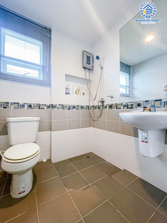 *****บ้านเดี่ยวมือสอง โครงการ ไลฟ์บางกอกบูเลอวาร์ด ราชพฤกษ์-รัตนาธิเบศร์ เนื้อที่กว้าง 50.30 ตร.ว. ฟังก์ชัน 3 ห้องนอน 3 ห้องน้ำ 2 ที่จอดรถ บ้านสภาพดีเยี่ยม บนทำเลเดินทางสะดวก เชื่อมต่อถนนชัยพฤกษ์ ถนนราชพฤกษ์ ถนนรัตนาธิเบศร์ ใกล้รถไฟฟ้าสายสีม่วง "สถานีบางรักน้อยท่าอิฐ" และจุดขึ้นทางด่วน "ศรีรัช"