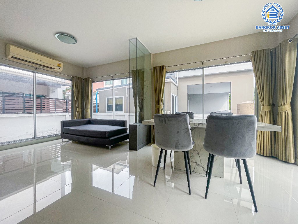 *****บ้านเดี่ยวมือสอง โครงการ ไลฟ์บางกอกบูเลอวาร์ด ราชพฤกษ์-รัตนาธิเบศร์ เนื้อที่กว้าง 50.30 ตร.ว. ฟังก์ชัน 3 ห้องนอน 3 ห้องน้ำ 2 ที่จอดรถ บ้านสภาพดีเยี่ยม บนทำเลเดินทางสะดวก เชื่อมต่อถนนชัยพฤกษ์ ถนนราชพฤกษ์ ถนนรัตนาธิเบศร์ ใกล้รถไฟฟ้าสายสีม่วง "สถานีบางรักน้อยท่าอิฐ" และจุดขึ้นทางด่วน "ศรีรัช"