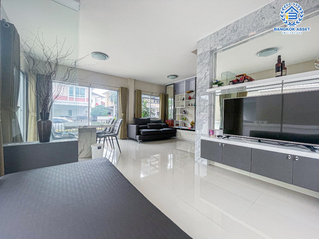 *****บ้านเดี่ยวมือสอง โครงการ ไลฟ์บางกอกบูเลอวาร์ด ราชพฤกษ์-รัตนาธิเบศร์ เนื้อที่กว้าง 50.30 ตร.ว. ฟังก์ชัน 3 ห้องนอน 3 ห้องน้ำ 2 ที่จอดรถ บ้านสภาพดีเยี่ยม บนทำเลเดินทางสะดวก เชื่อมต่อถนนชัยพฤกษ์ ถนนราชพฤกษ์ ถนนรัตนาธิเบศร์ ใกล้รถไฟฟ้าสายสีม่วง "สถานีบางรักน้อยท่าอิฐ" และจุดขึ้นทางด่วน "ศรีรัช"