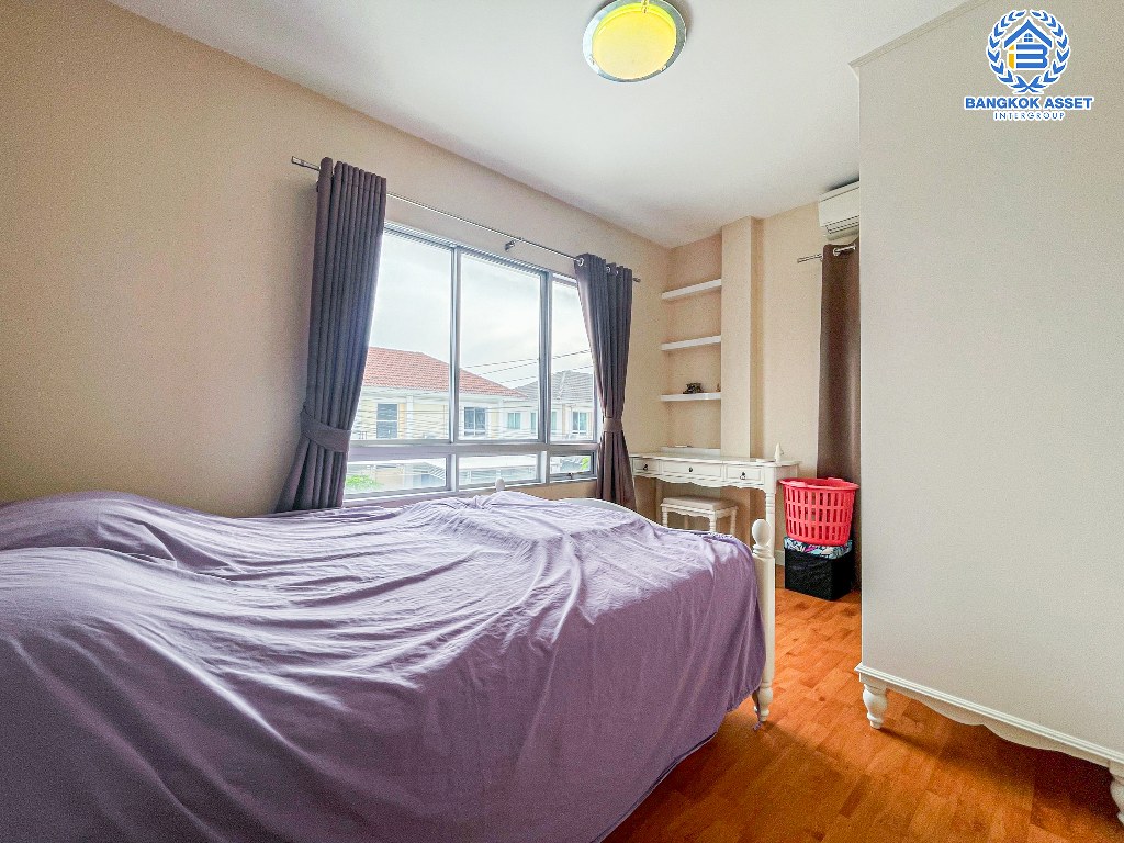 *****บ้านเดี่ยวมือสอง โครงการ ไลฟ์บางกอกบูเลอวาร์ด ราชพฤกษ์-รัตนาธิเบศร์ เนื้อที่กว้าง 50.30 ตร.ว. ฟังก์ชัน 3 ห้องนอน 3 ห้องน้ำ 2 ที่จอดรถ บ้านสภาพดีเยี่ยม บนทำเลเดินทางสะดวก เชื่อมต่อถนนชัยพฤกษ์ ถนนราชพฤกษ์ ถนนรัตนาธิเบศร์ ใกล้รถไฟฟ้าสายสีม่วง "สถานีบางรักน้อยท่าอิฐ" และจุดขึ้นทางด่วน "ศรีรัช"