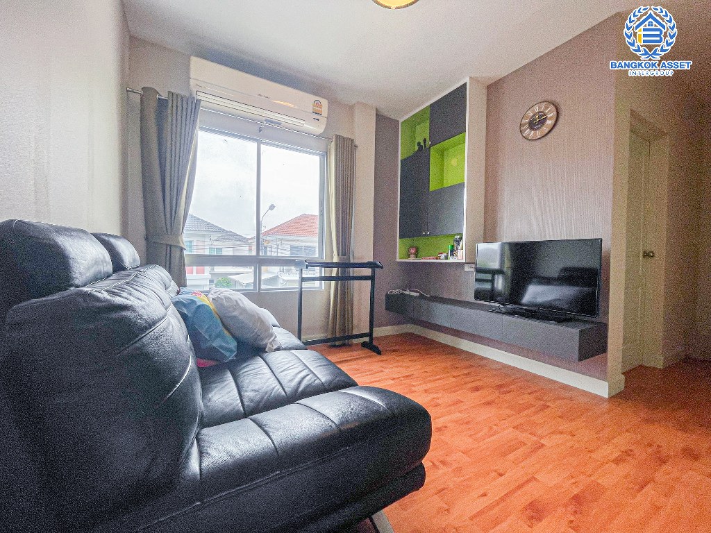 *****บ้านเดี่ยวมือสอง โครงการ ไลฟ์บางกอกบูเลอวาร์ด ราชพฤกษ์-รัตนาธิเบศร์ เนื้อที่กว้าง 50.30 ตร.ว. ฟังก์ชัน 3 ห้องนอน 3 ห้องน้ำ 2 ที่จอดรถ บ้านสภาพดีเยี่ยม บนทำเลเดินทางสะดวก เชื่อมต่อถนนชัยพฤกษ์ ถนนราชพฤกษ์ ถนนรัตนาธิเบศร์ ใกล้รถไฟฟ้าสายสีม่วง "สถานีบางรักน้อยท่าอิฐ" และจุดขึ้นทางด่วน "ศรีรัช"