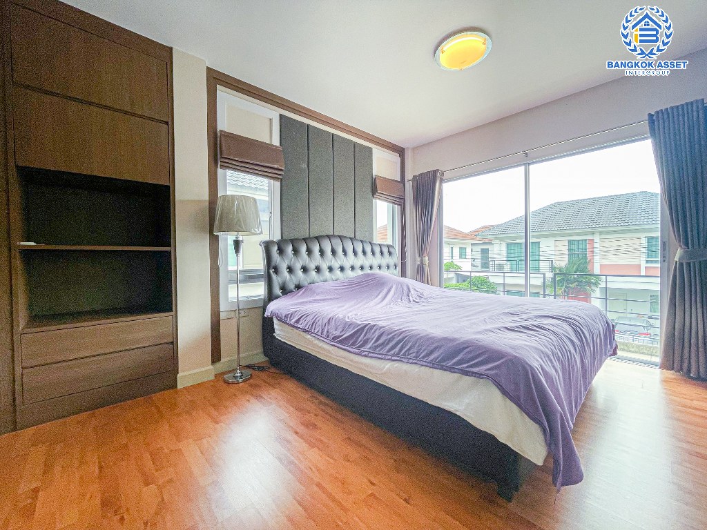 *****บ้านเดี่ยวมือสอง โครงการ ไลฟ์บางกอกบูเลอวาร์ด ราชพฤกษ์-รัตนาธิเบศร์ เนื้อที่กว้าง 50.30 ตร.ว. ฟังก์ชัน 3 ห้องนอน 3 ห้องน้ำ 2 ที่จอดรถ บ้านสภาพดีเยี่ยม บนทำเลเดินทางสะดวก เชื่อมต่อถนนชัยพฤกษ์ ถนนราชพฤกษ์ ถนนรัตนาธิเบศร์ ใกล้รถไฟฟ้าสายสีม่วง "สถานีบางรักน้อยท่าอิฐ" และจุดขึ้นทางด่วน "ศรีรัช"