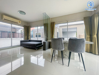 *****บ้านเดี่ยวมือสอง โครงการ ไลฟ์บางกอกบูเลอวาร์ด ราชพฤกษ์-รัตนาธิเบศร์ เนื้อที่กว้าง 50.30 ตร.ว. ฟังก์ชัน 3 ห้องนอน 3 ห้องน้ำ 2 ที่จอดรถ บ้านสภาพดีเยี่ยม บนทำเลเดินทางสะดวก เชื่อมต่อถนนชัยพฤกษ์ ถนนราชพฤกษ์ ถนนรัตนาธิเบศร์ ใกล้รถไฟฟ้าสายสีม่วง "สถานีบางรักน้อยท่าอิฐ" และจุดขึ้นทางด่วน "ศรีรัช"