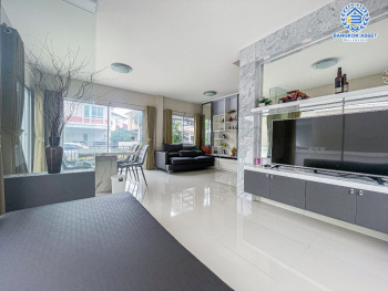 *****บ้านเดี่ยวมือสอง โครงการ ไลฟ์บางกอกบูเลอวาร์ด ราชพฤกษ์-รัตนาธิเบศร์ เนื้อที่กว้าง 50.30 ตร.ว. ฟังก์ชัน 3 ห้องนอน 3 ห้องน้ำ 2 ที่จอดรถ บ้านสภาพดีเยี่ยม บนทำเลเดินทางสะดวก เชื่อมต่อถนนชัยพฤกษ์ ถนนราชพฤกษ์ ถนนรัตนาธิเบศร์ ใกล้รถไฟฟ้าสายสีม่วง "สถานีบางรักน้อยท่าอิฐ" และจุดขึ้นทางด่วน "ศรีรัช"