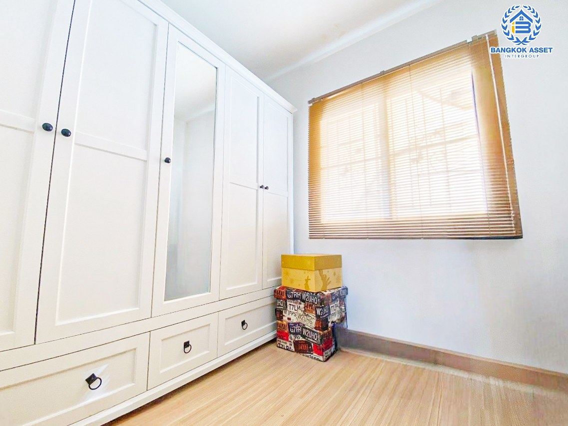 *****ทาวน์เฮ้าส์มือสองนนทบุรี โครงการ พฤกษาวิลล์65/1 ศรีสมาน เนื้อที่ 17.5 ตร.ว. ฟังก์ชัน 3 ห้องนอน 2 ห้องน้ำ 1 ที่จอดรถ บ้านสภาพภายในดี บนทำเลเดินทางสะดวก เชื่อมต่อถนนศรีสมาน, ถนนติวานนท์ ใกล้รถไฟฟ้าสายสีชมพู "สถานีเมืองทองธานี" และทางด่วน "บางปะอิน-ปากเกร็ด"