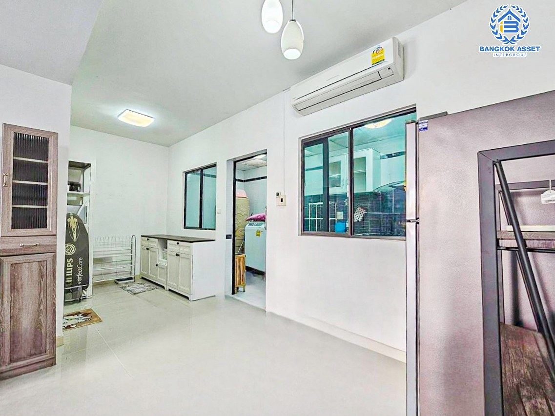 *****ทาวน์เฮ้าส์มือสองนนทบุรี โครงการ พฤกษาวิลล์65/1 ศรีสมาน เนื้อที่ 17.5 ตร.ว. ฟังก์ชัน 3 ห้องนอน 2 ห้องน้ำ 1 ที่จอดรถ บ้านสภาพภายในดี บนทำเลเดินทางสะดวก เชื่อมต่อถนนศรีสมาน, ถนนติวานนท์ ใกล้รถไฟฟ้าสายสีชมพู "สถานีเมืองทองธานี" และทางด่วน "บางปะอิน-ปากเกร็ด"