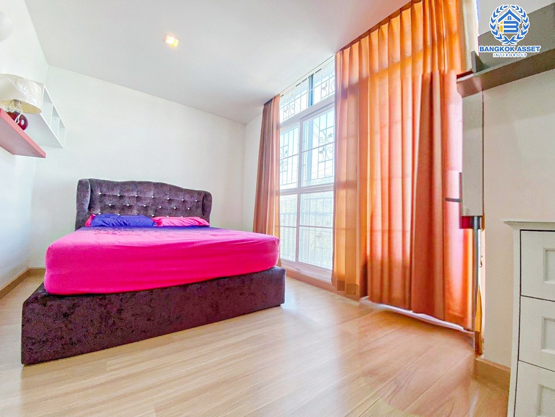 *****ทาวน์เฮ้าส์มือสองนนทบุรี โครงการ พฤกษาวิลล์65/1 ศรีสมาน เนื้อที่ 17.5 ตร.ว. ฟังก์ชัน 3 ห้องนอน 2 ห้องน้ำ 1 ที่จอดรถ บ้านสภาพภายในดี บนทำเลเดินทางสะดวก เชื่อมต่อถนนศรีสมาน, ถนนติวานนท์ ใกล้รถไฟฟ้าสายสีชมพู "สถานีเมืองทองธานี" และทางด่วน "บางปะอิน-ปากเกร็ด"