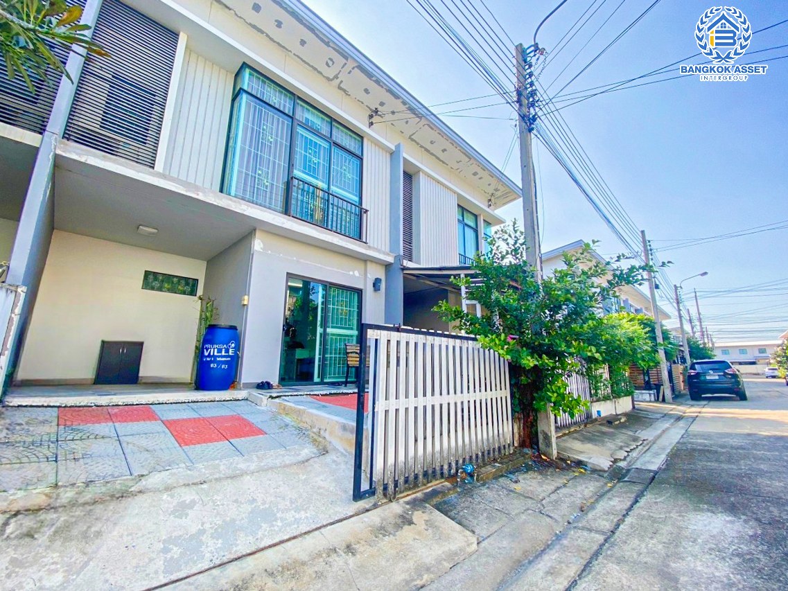 *****ทาวน์เฮ้าส์มือสองนนทบุรี โครงการ พฤกษาวิลล์65/1 ศรีสมาน เนื้อที่ 17.5 ตร.ว. ฟังก์ชัน 3 ห้องนอน 2 ห้องน้ำ 1 ที่จอดรถ บ้านสภาพภายในดี บนทำเลเดินทางสะดวก เชื่อมต่อถนนศรีสมาน, ถนนติวานนท์ ใกล้รถไฟฟ้าสายสีชมพู "สถานีเมืองทองธานี" และทางด่วน "บางปะอิน-ปากเกร็ด"