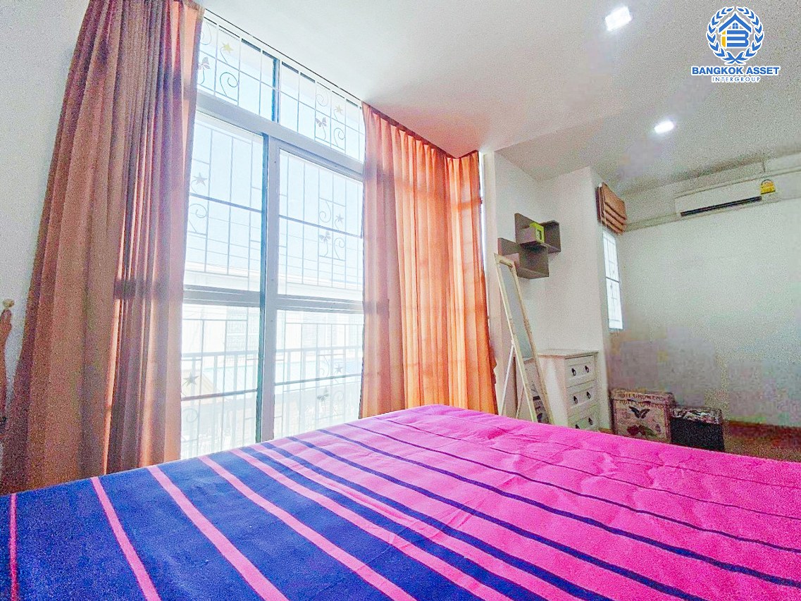 *****ทาวน์เฮ้าส์มือสองนนทบุรี โครงการ พฤกษาวิลล์65/1 ศรีสมาน เนื้อที่ 17.5 ตร.ว. ฟังก์ชัน 3 ห้องนอน 2 ห้องน้ำ 1 ที่จอดรถ บ้านสภาพภายในดี บนทำเลเดินทางสะดวก เชื่อมต่อถนนศรีสมาน, ถนนติวานนท์ ใกล้รถไฟฟ้าสายสีชมพู "สถานีเมืองทองธานี" และทางด่วน "บางปะอิน-ปากเกร็ด"