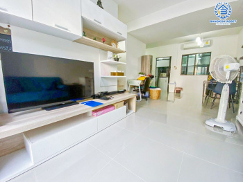 *****ทาวน์เฮ้าส์มือสองนนทบุรี โครงการ พฤกษาวิลล์65/1 ศรีสมาน เนื้อที่ 17.5 ตร.ว. ฟังก์ชัน 3 ห้องนอน 2 ห้องน้ำ 1 ที่จอดรถ บ้านสภาพภายในดี บนทำเลเดินทางสะดวก เชื่อมต่อถนนศรีสมาน, ถนนติวานนท์ ใกล้รถไฟฟ้าสายสีชมพู "สถานีเมืองทองธานี" และทางด่วน "บางปะอิน-ปากเกร็ด"