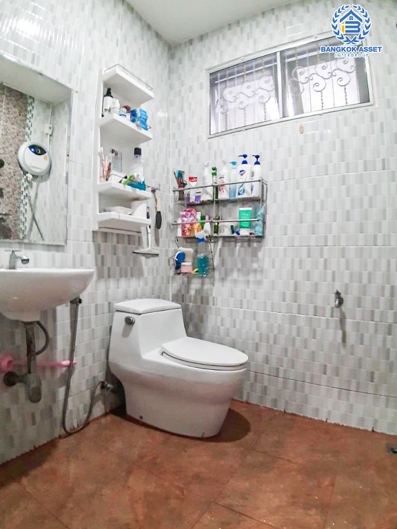 *****บ้านเดี่ยวมือสอง โครงการ หงษ์ลดา ซอยวัดลำโพ2 กาญจนาภิเษก เนื้อที่กว้าง 58 ตร.ว. ฟังก์ชัน 3 ห้องนอน 2 ห้องน้ำ 2 ที่จอดรถ ต่อเติมครัวพร้อมใช้งาน โครงการตั้งบนทำเลเดินทางสะดวก เชื่อมต่อถนนชัยพฤกษ์ ถนนกาญจนาภิเษก ถนนสะพานนนทบุรี-บางบัวทอง  ใกล้รถไฟฟ้าสายสีม่วง "สถานีคลองบางไผ่"