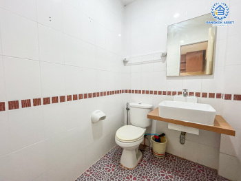 *****ทาวน์โฮม 3 ชั้นมือสอง โครงการ คาซ่าซิตี้ รามคำแหง เนื้อที่กว้าง 22.90 ตร.ว. ฟังก์ชัน 3 ห้องนอน 4 ห้องน้ำ 2 ที่จอดรถ  ติดถนนใหญ่ บนทำเลดีระหว่างซอยรามคำแหง 74-76 เชื่อมต่อถนนศรีนครินทร์-ร่มเกล้า ถนนรามคำแหง ถนนกรุงเทพกรีฑา ใกล้รถไฟฟ้าสายสีส้ม "สถานีคลองบ้านม้า" (ในอนาคต)