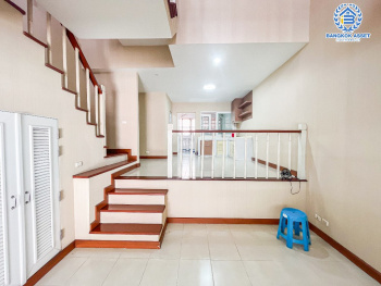 *****ทาวน์โฮม 3 ชั้นมือสอง โครงการ คาซ่าซิตี้ รามคำแหง เนื้อที่กว้าง 22.90 ตร.ว. ฟังก์ชัน 3 ห้องนอน 4 ห้องน้ำ 2 ที่จอดรถ  ติดถนนใหญ่ บนทำเลดีระหว่างซอยรามคำแหง 74-76 เชื่อมต่อถนนศรีนครินทร์-ร่มเกล้า ถนนรามคำแหง ถนนกรุงเทพกรีฑา ใกล้รถไฟฟ้าสายสีส้ม "สถานีคลองบ้านม้า" (ในอนาคต)