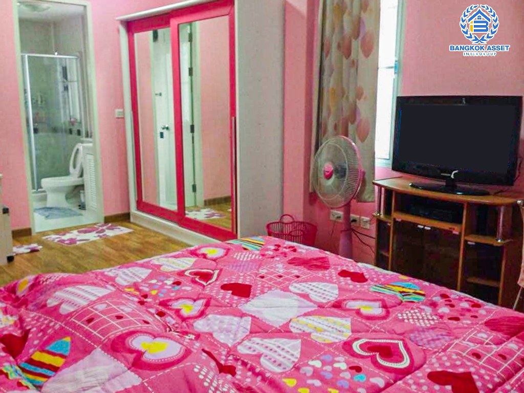 *****บ้านแฝดมือสอง โครงการ รติรมย์ ฟิฟท์ ราชพฤกษ์-ปิ่นเกล้า เนื้อที่ 45.50 ตร.ว. ฟังก์ชัน 3 ห้องนอน 2 ห้องน้ำ 2 ที่จอดรถ บรรยากาศเป็นส่วนตัว บนทำเลยอดนิยม เชื่อมต่อถนนสวนผัก, ถนนราชพฤกษ์, ถนนบางกรวย-ไทรน้อย ใกล้เซ็นทรัลเวสต์วิลล์ และจุดขึ้นทางด่วน "ศรีรัช"