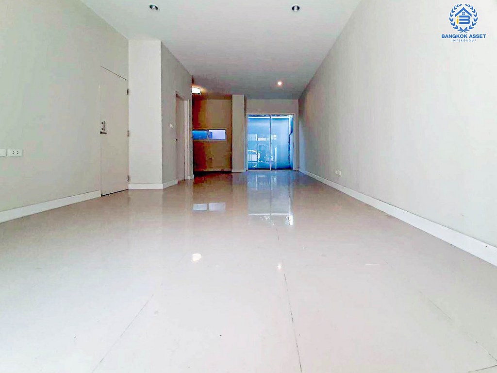 *****ทาวน์โฮม 3 ชั้นมือสอง โครงการ ซิกเนเจอร์ รามอินทรา เนื้อที่ 20.50 ตร.ว. ฟังก์ชัน 3 ห้องนอน 3 ห้องน้ำ 1 ที่จอดรถ พร้อมเข้าอยู่ บนทำเลเดินทางสะดวก เชื่อมต่อถนนเลียบคลองสอง ถนนหทัยราษฎร์ ถนนปัญญาอินทรา ใกล้รถไฟฟ้าสายสีชมพู "สถานีบางชัน" และจุดขึ้นทางด่วน "วงแหวนกาญจนาภิเษก"