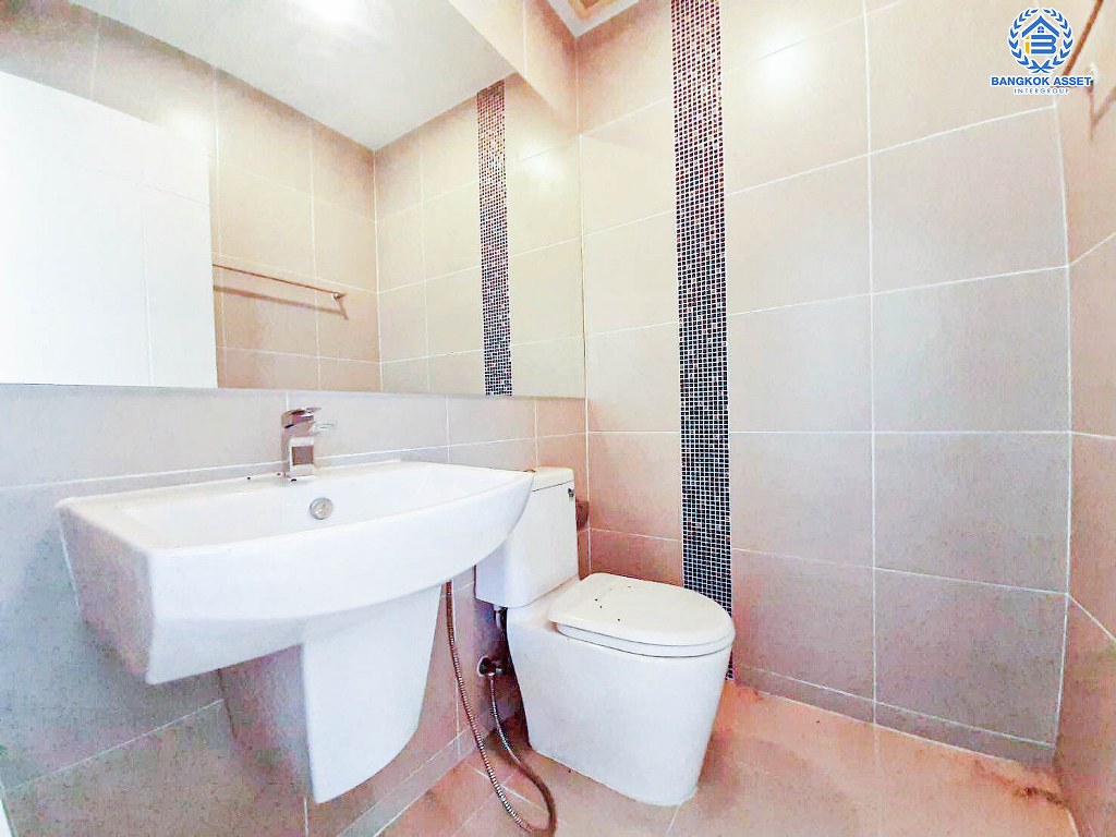 *****ทาวน์โฮม 3 ชั้นมือสอง โครงการ ซิกเนเจอร์ รามอินทรา เนื้อที่ 20.50 ตร.ว. ฟังก์ชัน 3 ห้องนอน 3 ห้องน้ำ 1 ที่จอดรถ พร้อมเข้าอยู่ บนทำเลเดินทางสะดวก เชื่อมต่อถนนเลียบคลองสอง ถนนหทัยราษฎร์ ถนนปัญญาอินทรา ใกล้รถไฟฟ้าสายสีชมพู "สถานีบางชัน" และจุดขึ้นทางด่วน "วงแหวนกาญจนาภิเษก"