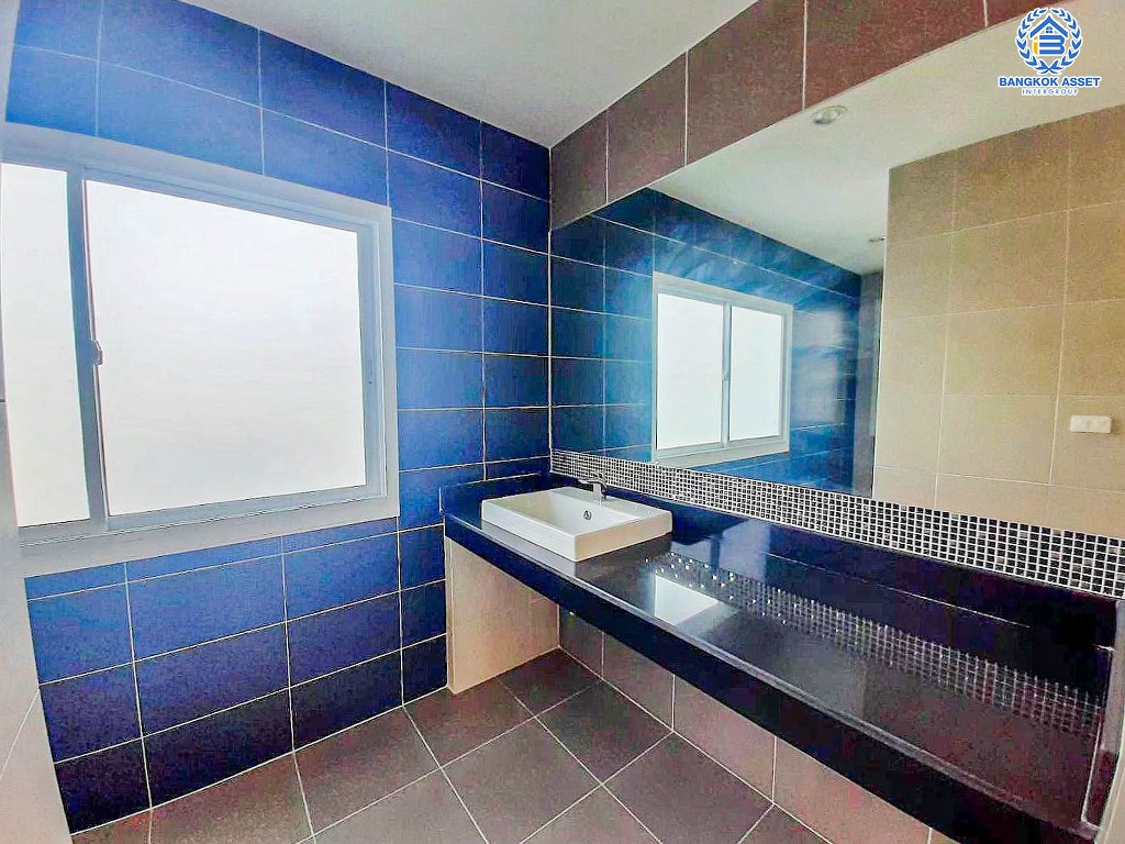 *****ทาวน์โฮม 3 ชั้นมือสอง โครงการ ซิกเนเจอร์ รามอินทรา เนื้อที่ 20.50 ตร.ว. ฟังก์ชัน 3 ห้องนอน 3 ห้องน้ำ 1 ที่จอดรถ พร้อมเข้าอยู่ บนทำเลเดินทางสะดวก เชื่อมต่อถนนเลียบคลองสอง ถนนหทัยราษฎร์ ถนนปัญญาอินทรา ใกล้รถไฟฟ้าสายสีชมพู "สถานีบางชัน" และจุดขึ้นทางด่วน "วงแหวนกาญจนาภิเษก"