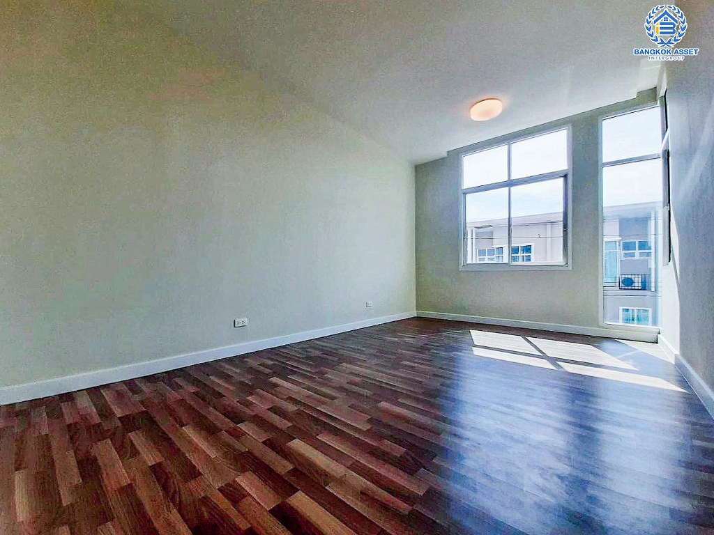 *****ทาวน์โฮม 3 ชั้นมือสอง โครงการ ซิกเนเจอร์ รามอินทรา เนื้อที่ 20.50 ตร.ว. ฟังก์ชัน 3 ห้องนอน 3 ห้องน้ำ 1 ที่จอดรถ พร้อมเข้าอยู่ บนทำเลเดินทางสะดวก เชื่อมต่อถนนเลียบคลองสอง ถนนหทัยราษฎร์ ถนนปัญญาอินทรา ใกล้รถไฟฟ้าสายสีชมพู "สถานีบางชัน" และจุดขึ้นทางด่วน "วงแหวนกาญจนาภิเษก"