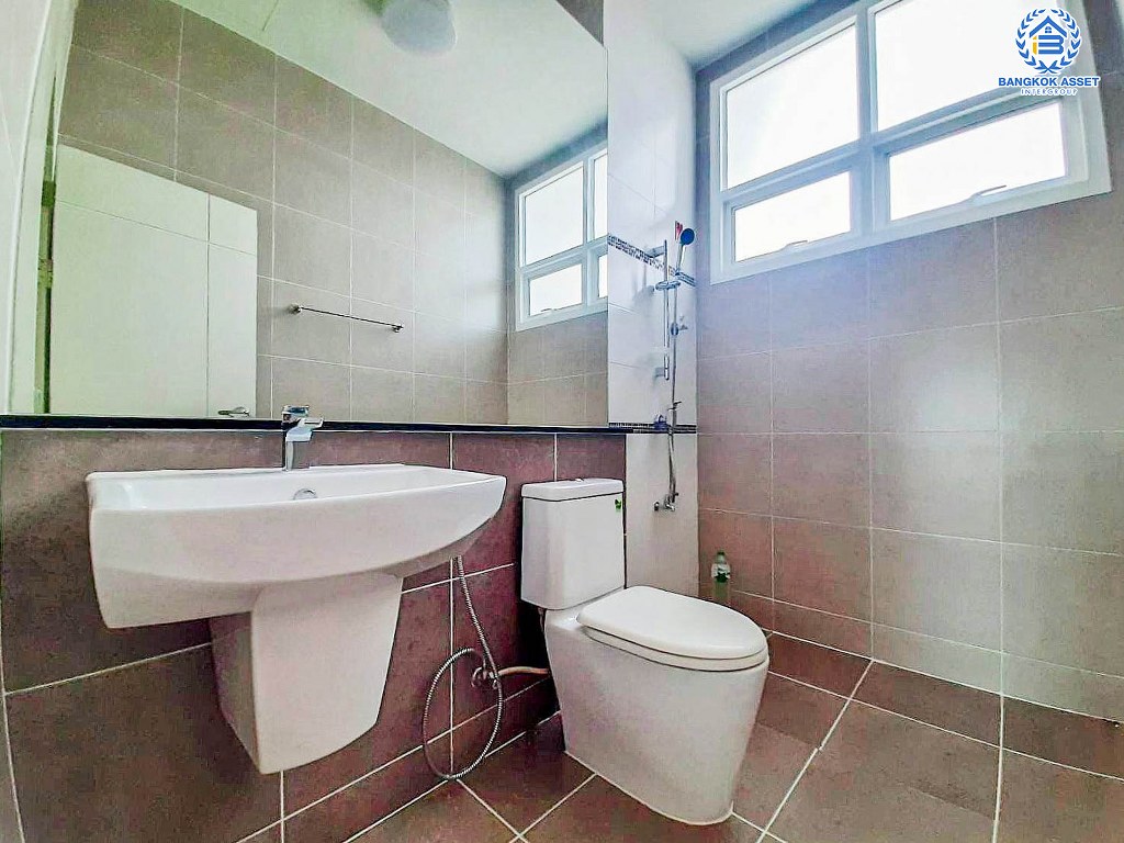 *****ทาวน์โฮม 3 ชั้นมือสอง โครงการ ซิกเนเจอร์ รามอินทรา เนื้อที่ 20.50 ตร.ว. ฟังก์ชัน 3 ห้องนอน 3 ห้องน้ำ 1 ที่จอดรถ พร้อมเข้าอยู่ บนทำเลเดินทางสะดวก เชื่อมต่อถนนเลียบคลองสอง ถนนหทัยราษฎร์ ถนนปัญญาอินทรา ใกล้รถไฟฟ้าสายสีชมพู "สถานีบางชัน" และจุดขึ้นทางด่วน "วงแหวนกาญจนาภิเษก"