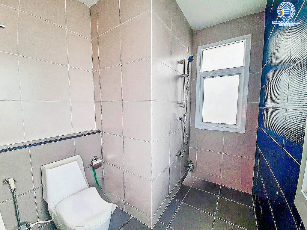 *****ทาวน์โฮม 3 ชั้นมือสอง โครงการ ซิกเนเจอร์ รามอินทรา เนื้อที่ 20.50 ตร.ว. ฟังก์ชัน 3 ห้องนอน 3 ห้องน้ำ 1 ที่จอดรถ พร้อมเข้าอยู่ บนทำเลเดินทางสะดวก เชื่อมต่อถนนเลียบคลองสอง ถนนหทัยราษฎร์ ถนนปัญญาอินทรา ใกล้รถไฟฟ้าสายสีชมพู "สถานีบางชัน" และจุดขึ้นทางด่วน "วงแหวนกาญจนาภิเษก"